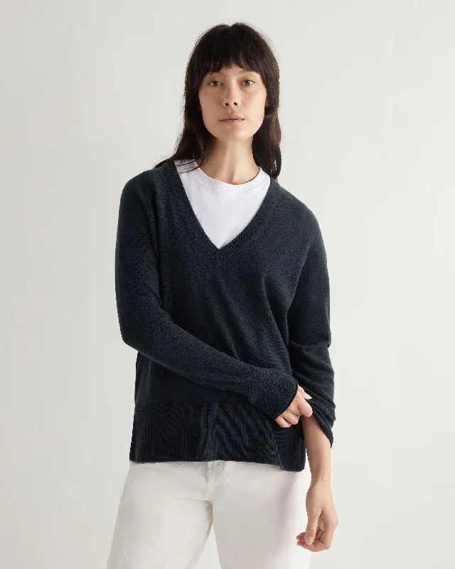 Color - Blocked Women Sweater for a Bold Fashion StatementWomen's Relaxed V Neck Cashmere Sweater Grigio Blue