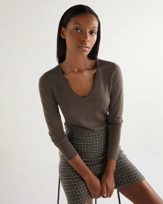 Cropped Women Sweater to Pair with High - Waisted BottomsWomen's Imogen Superfine Cashmere V Neck Sweater Mink Brown